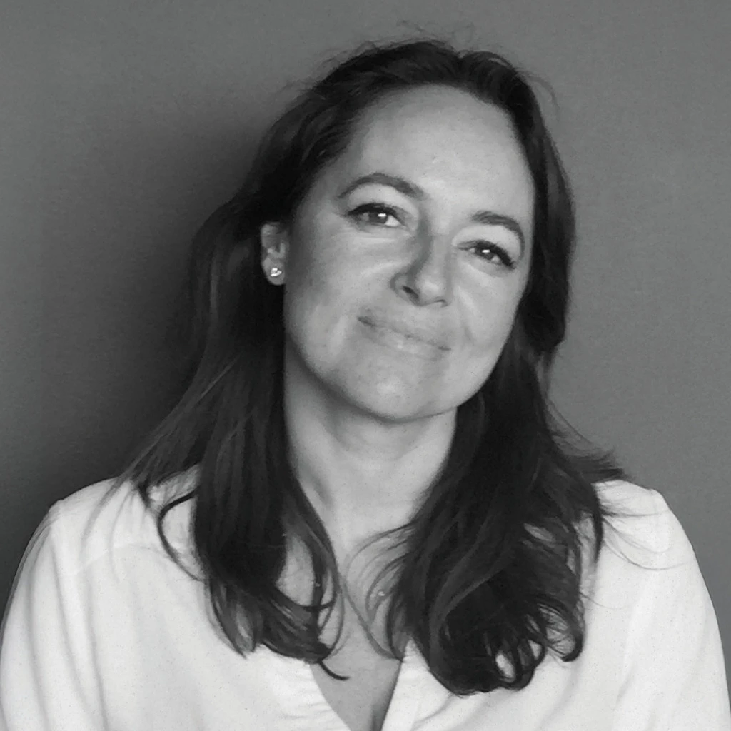 Alexandra, artiste calligraphe Graphiplus à Paris — personnalisation et arts appliqués pour maisons de luxe