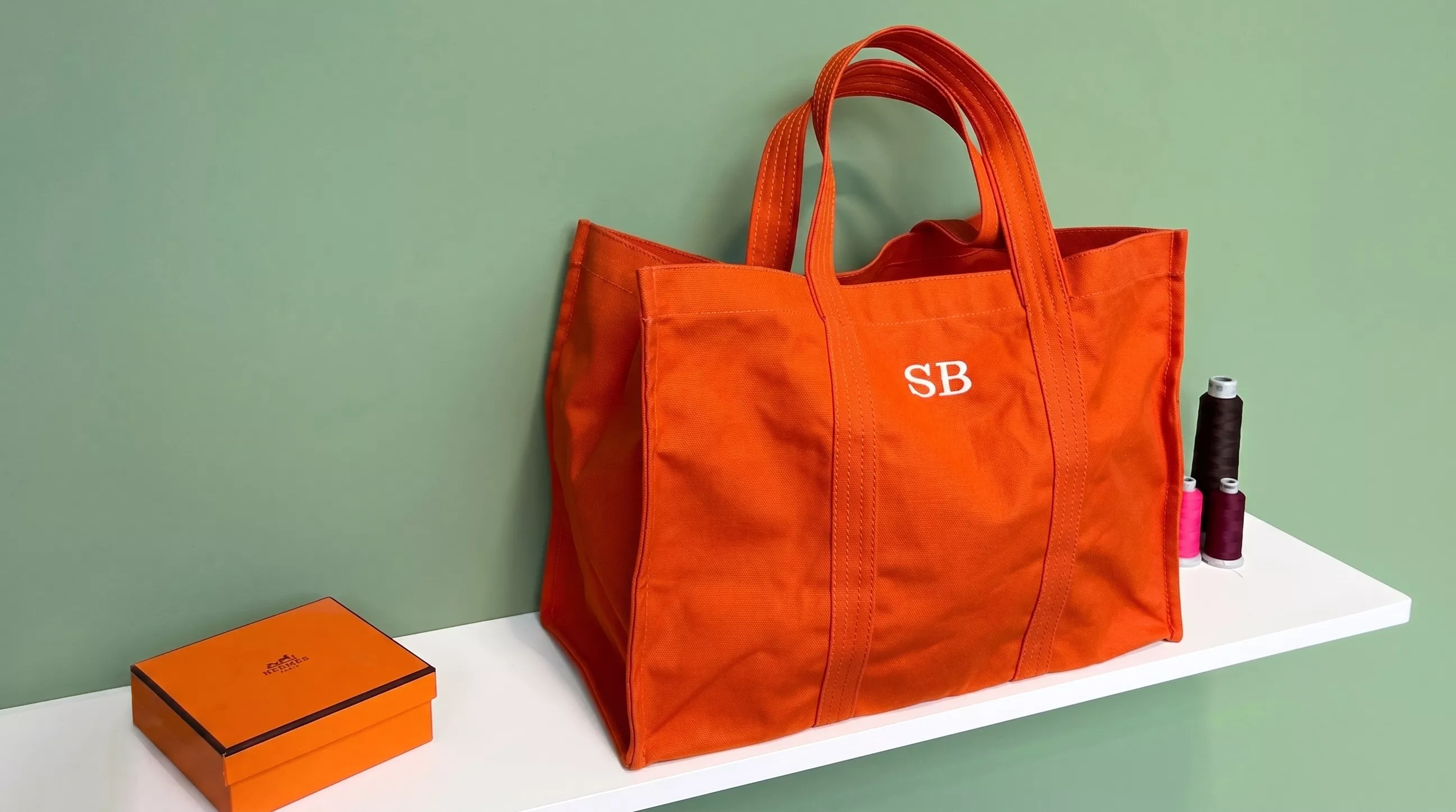 Dorure à chaud et embossage sur produit Hermès — finitions précieuses par Graphiplus