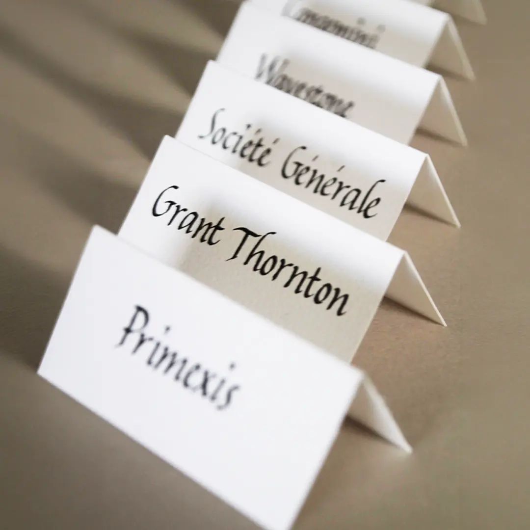Marque-place calligraphié pour Chanel — écriture manuscrite d'exception par Graphiplus