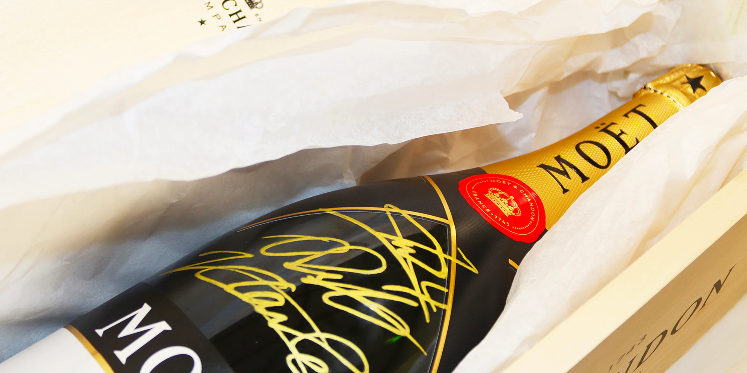 Personnalisation de bouteille Moët & Chandon — animation live en boutique et finitions d'exception par Graphiplus