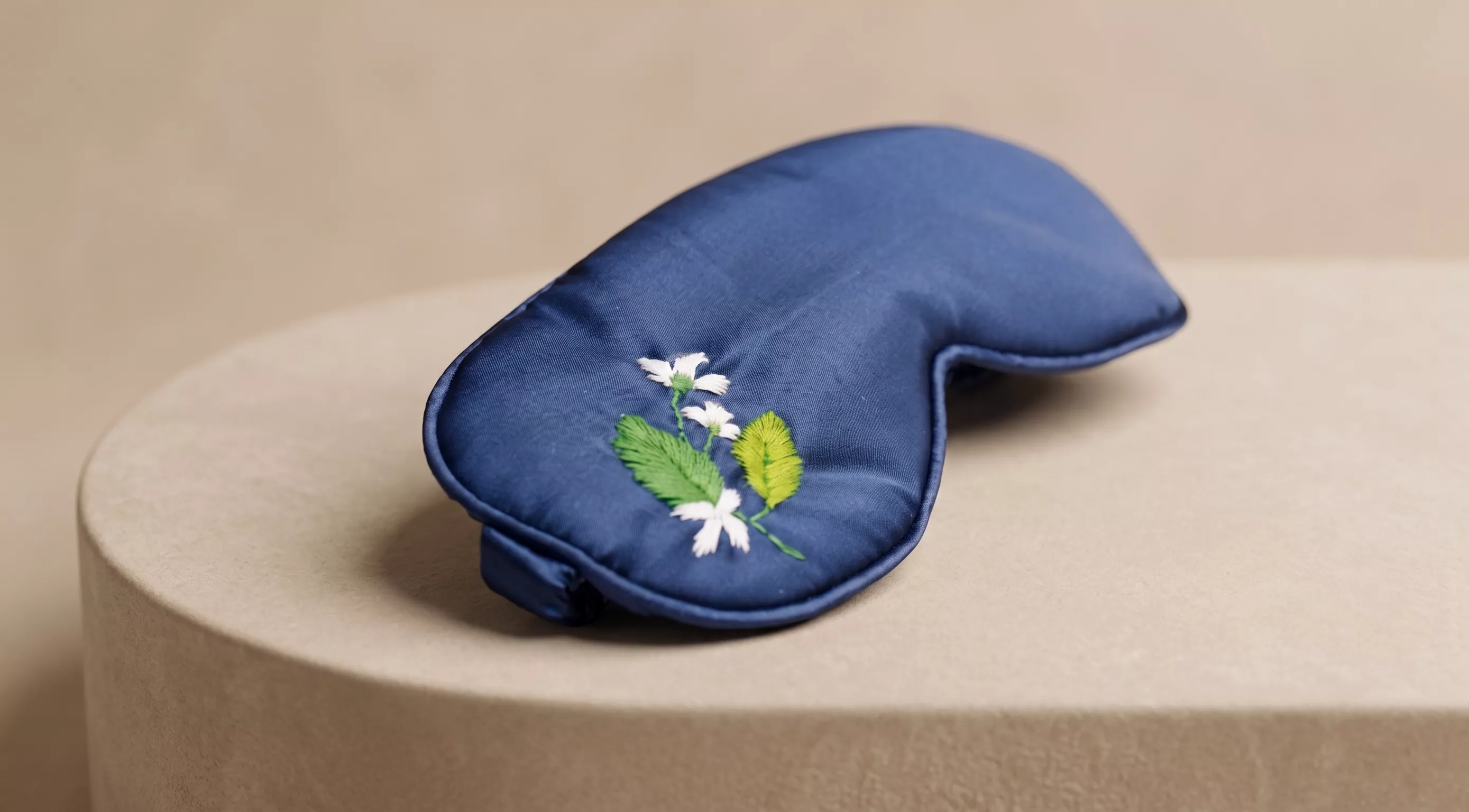 Broderie artisanale sur mesure — personnalisation haut de gamme en boutique par Graphiplus