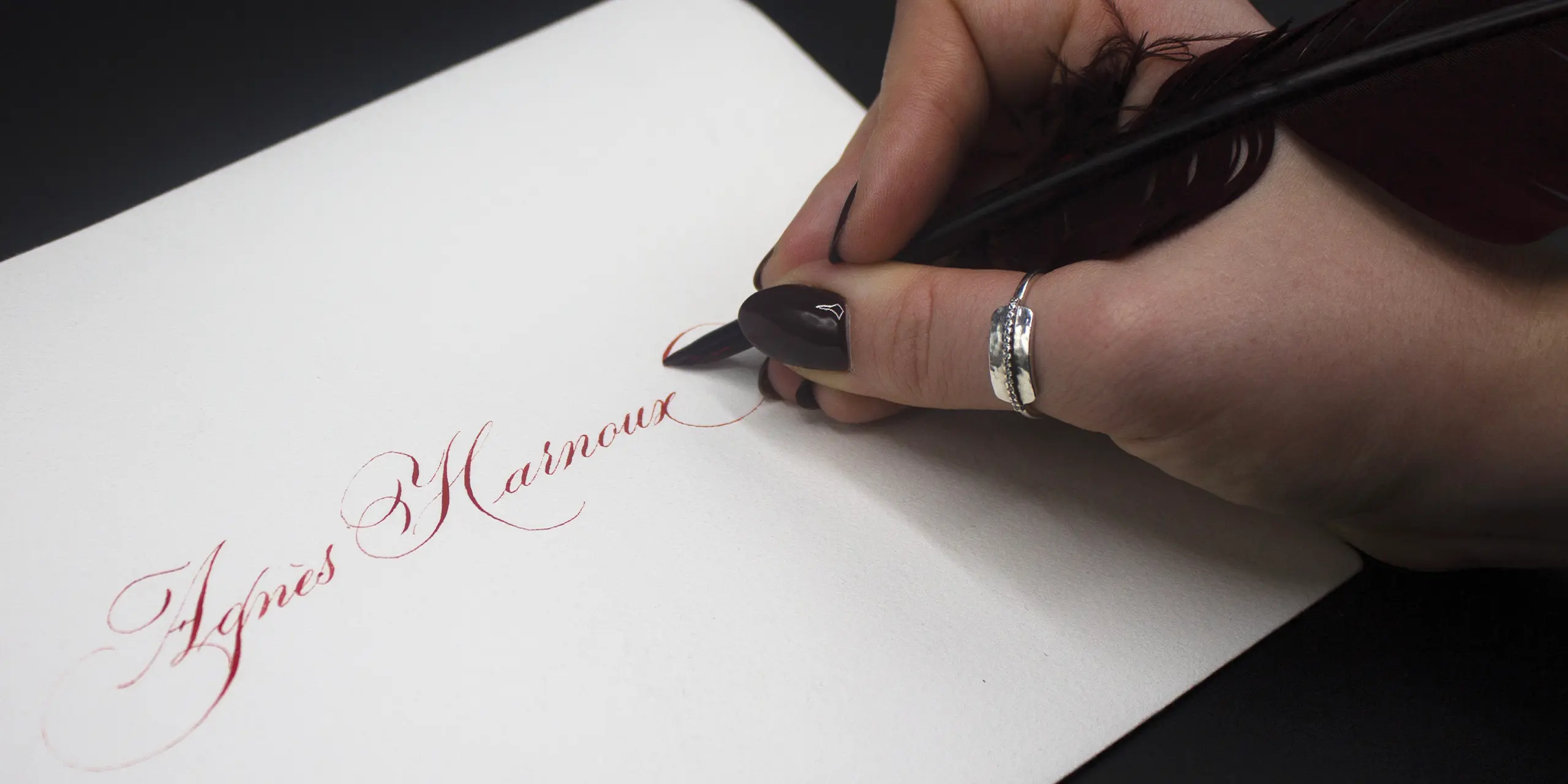 Calligraphie à la plume pour Agnès B — personnalisation en boutique de luxe par Graphiplus