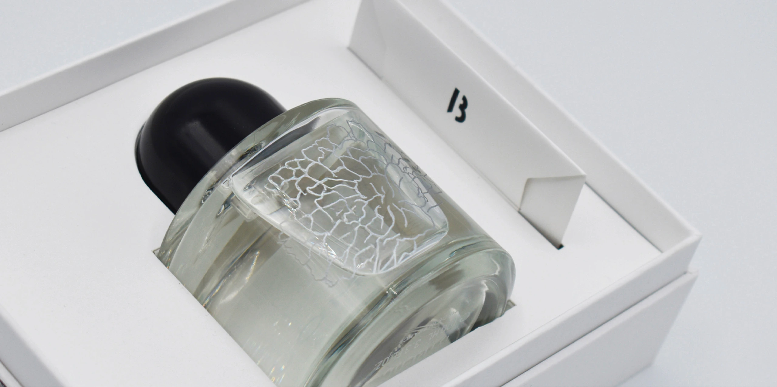 Gravure à la pointe sèche sur flacon Byredo — calligraphie gravée haut de gamme en boutique