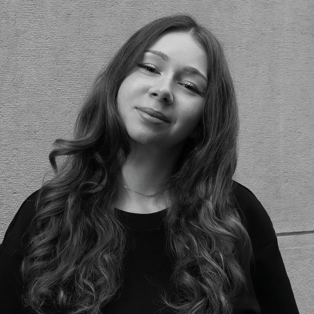 Laura, artiste calligraphe Graphiplus à Paris — calligraphie et personnalisation pour boutiques de luxe