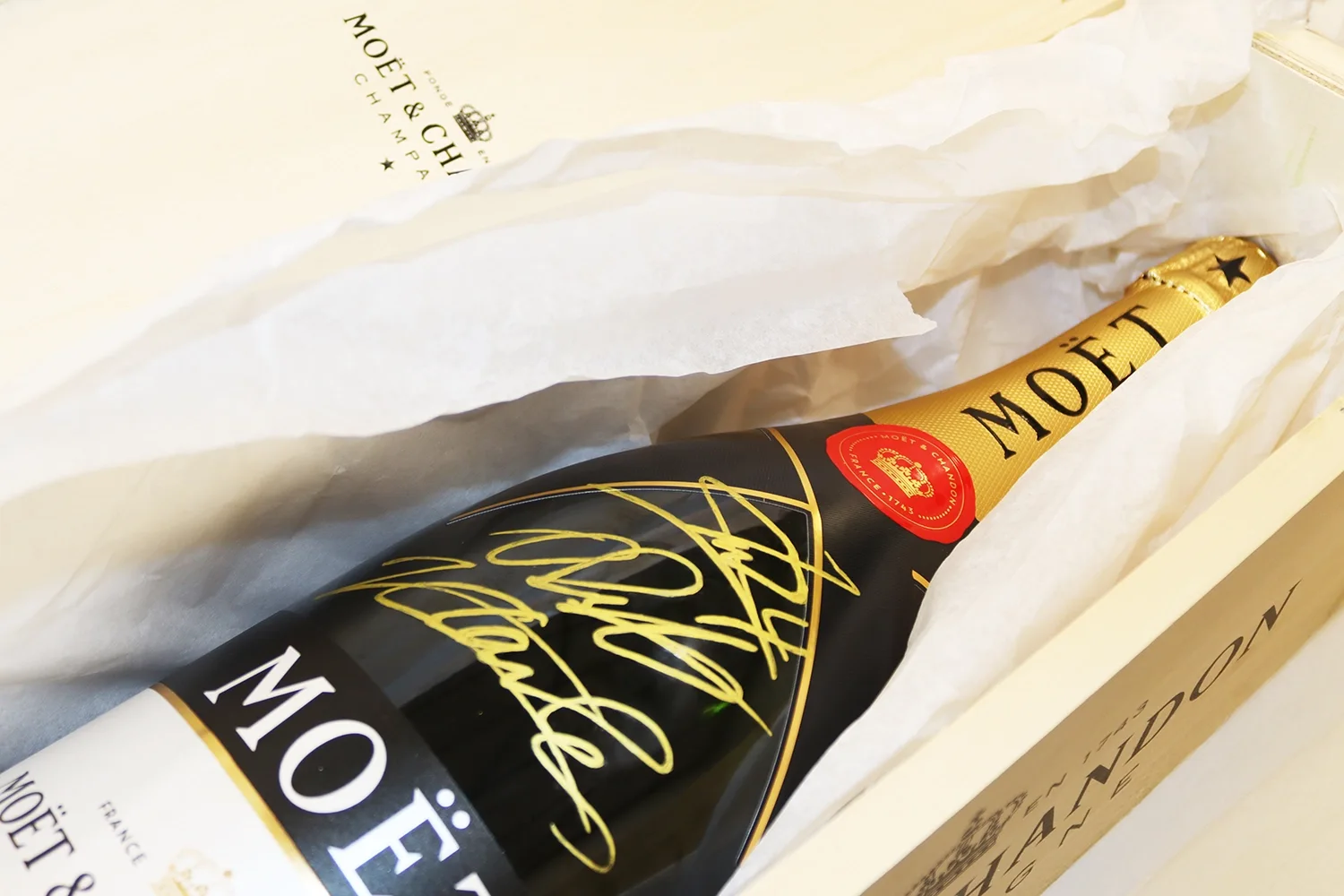 Bouteille de champagne Moët & Chandon personnalisée par calligraphie à l'Atelier Graphiplus