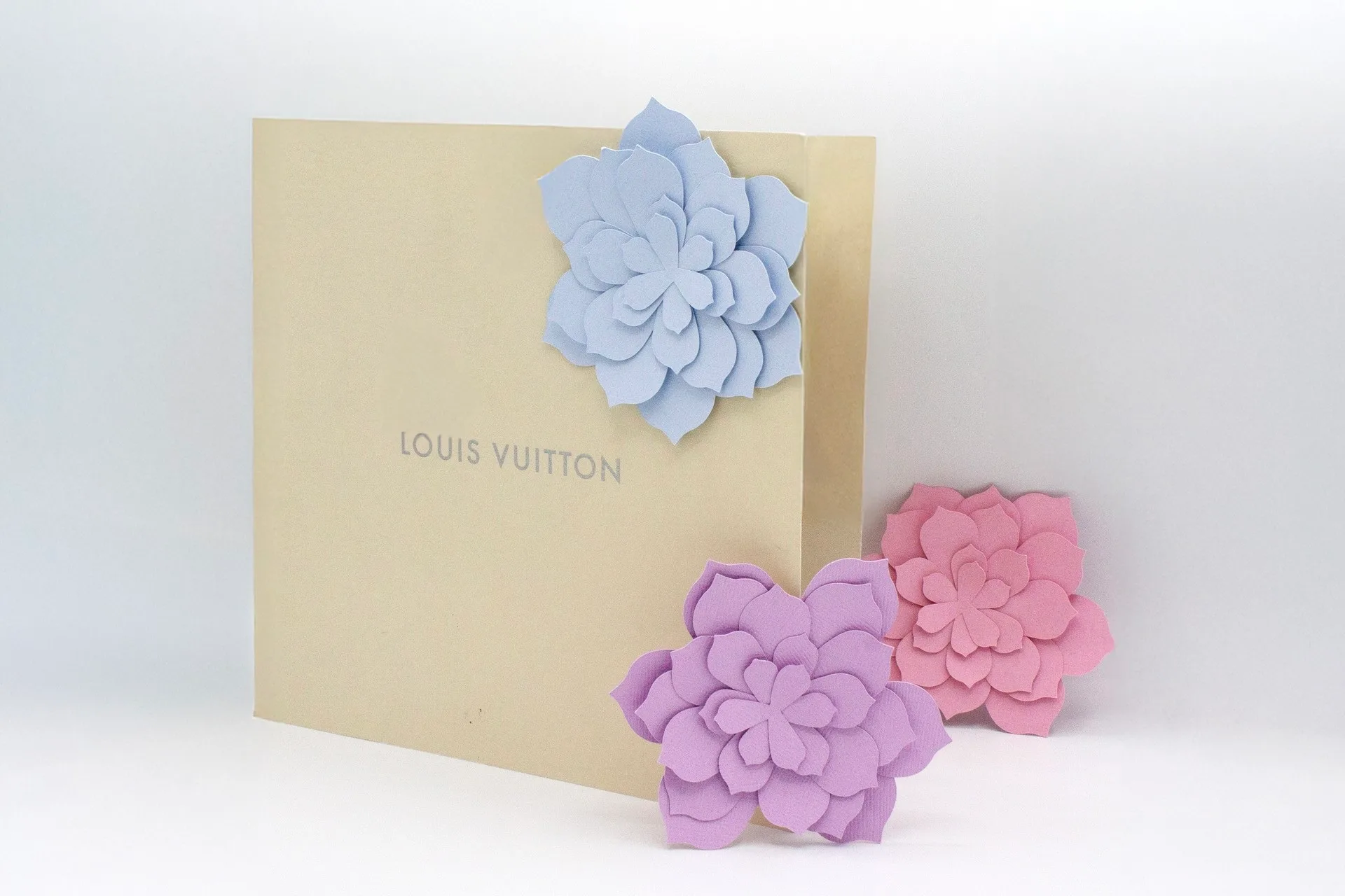 Papercutting de précision pour Louis Vuitton — découpe de papier artisanale pour grandes maisons de luxe